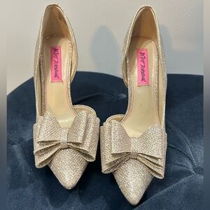 Betsy Johnson Sz 6 Gold Metallic Bow Front Pointed Toe